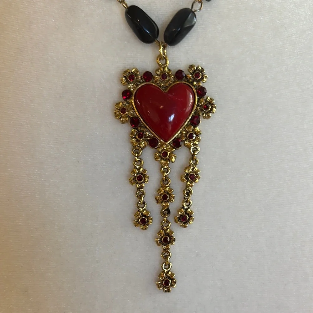Elegant Black and Red Heart Pendant Necklace - Picture 3 of 4